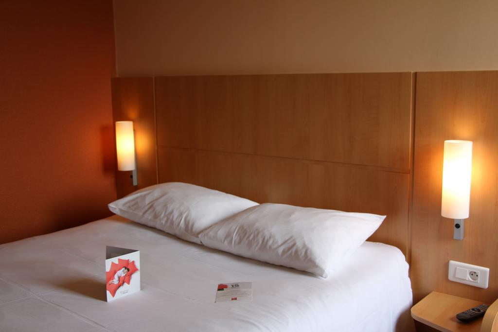 Hotel Ibis Guingamp Coeur De Bretagne Ploumagoar Стая снимка