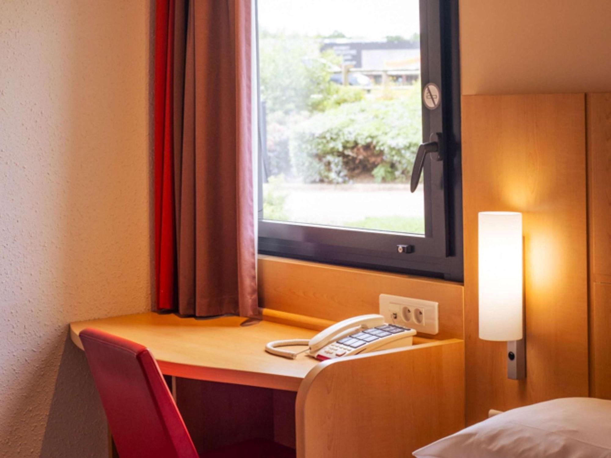 Hotel Ibis Guingamp Coeur De Bretagne Ploumagoar Екстериор снимка