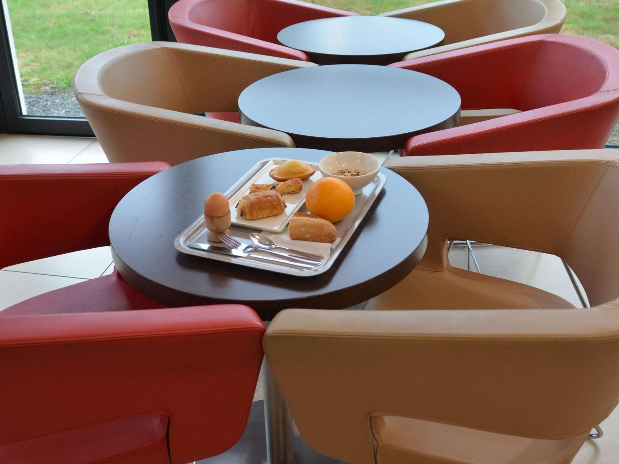 Hotel Ibis Guingamp Coeur De Bretagne Ploumagoar Екстериор снимка