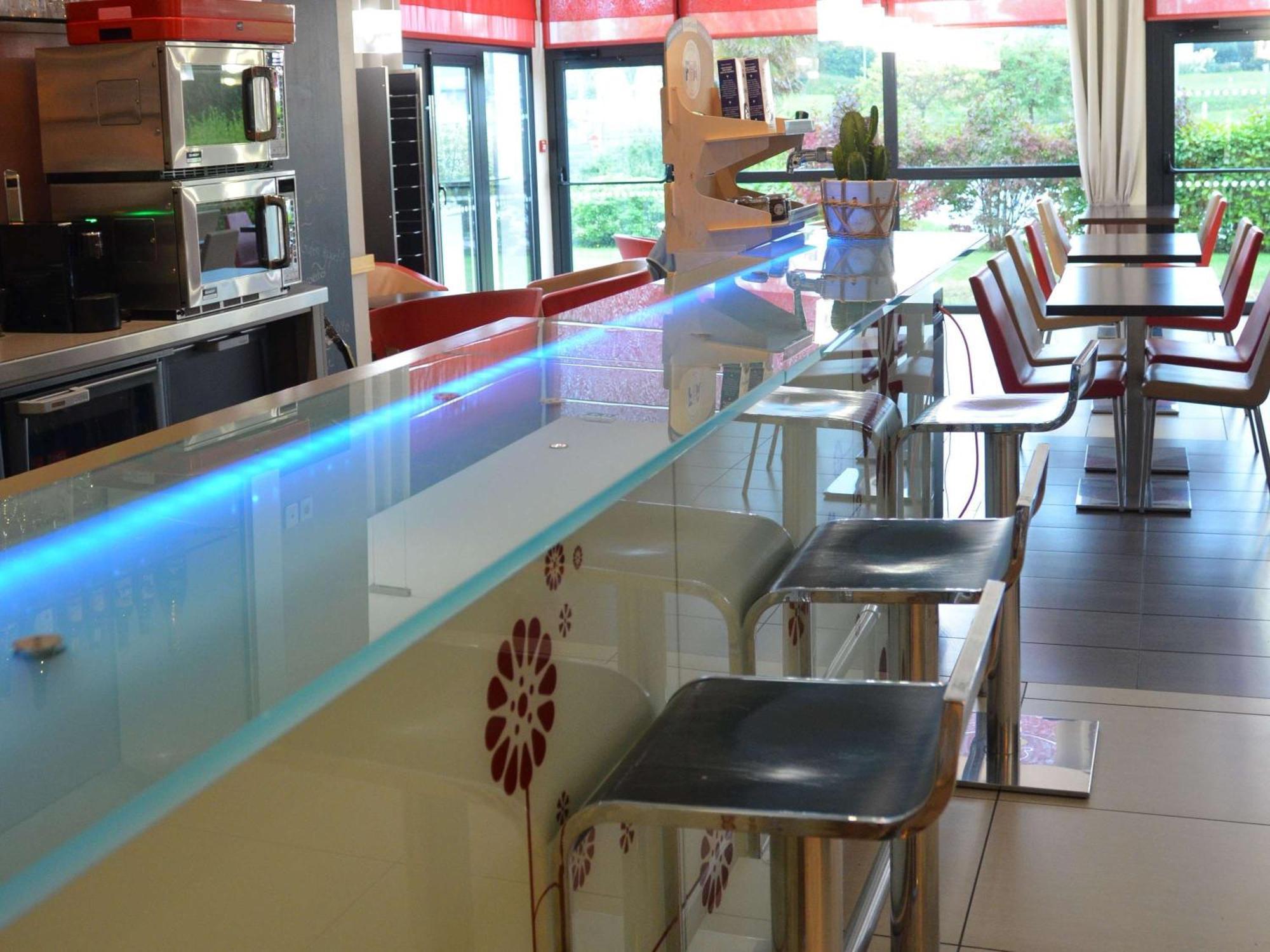 Hotel Ibis Guingamp Coeur De Bretagne Ploumagoar Екстериор снимка