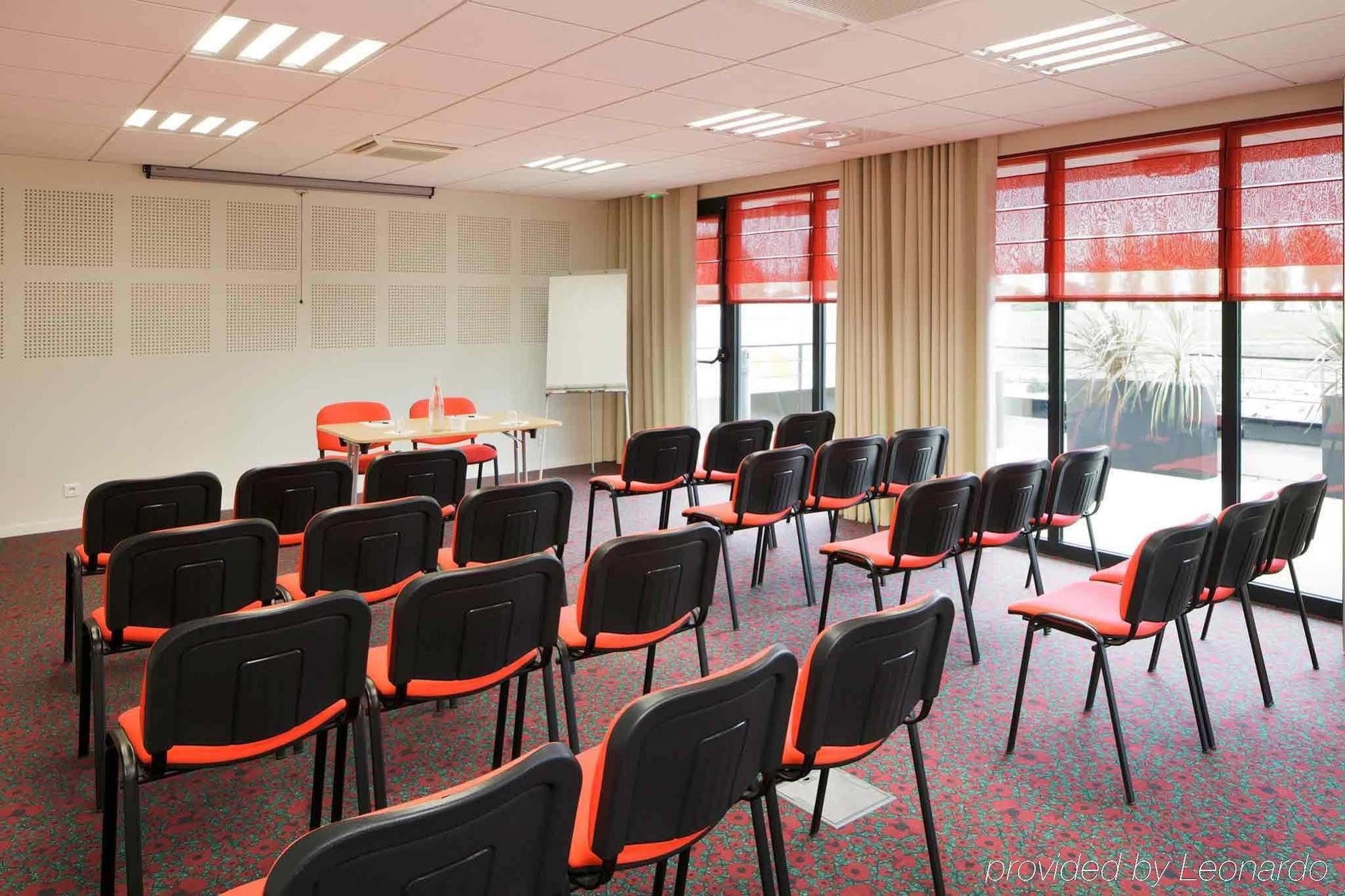 Hotel Ibis Guingamp Coeur De Bretagne Ploumagoar Бизнес снимка