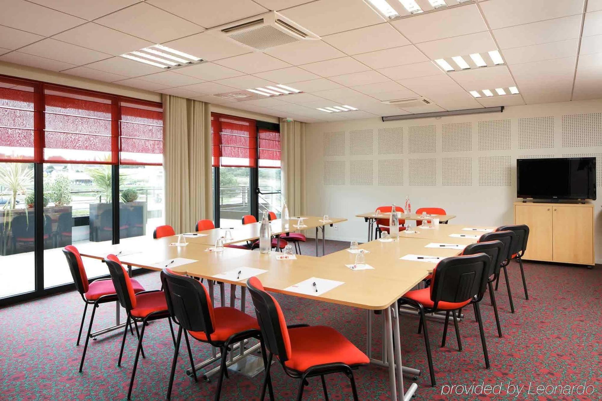 Hotel Ibis Guingamp Coeur De Bretagne Ploumagoar Бизнес снимка