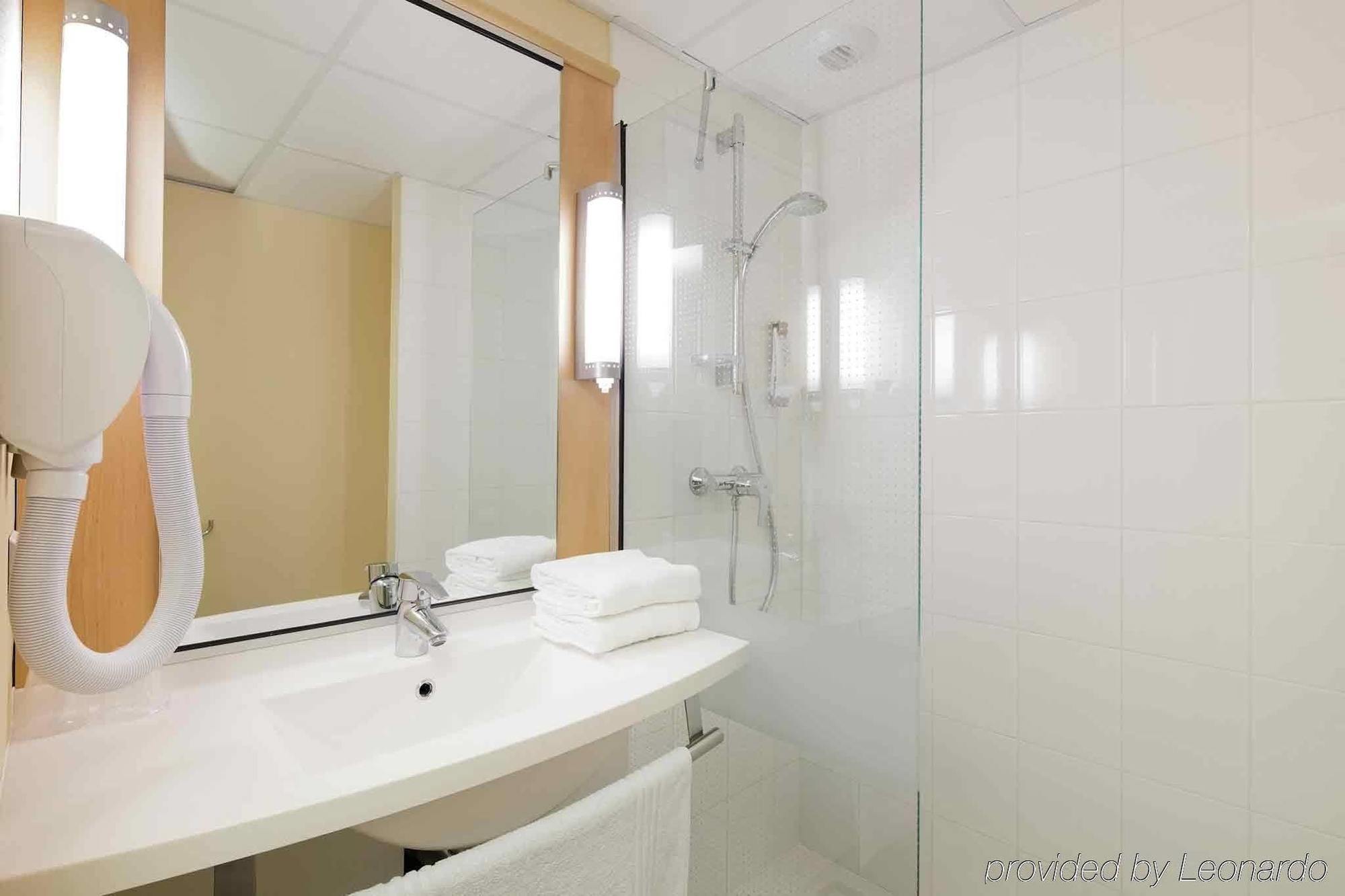 Hotel Ibis Guingamp Coeur De Bretagne Ploumagoar Стая снимка