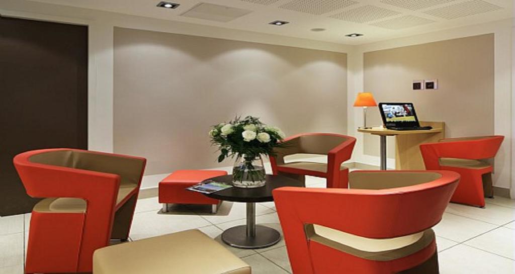 Hotel Ibis Guingamp Coeur De Bretagne Ploumagoar Интериор снимка